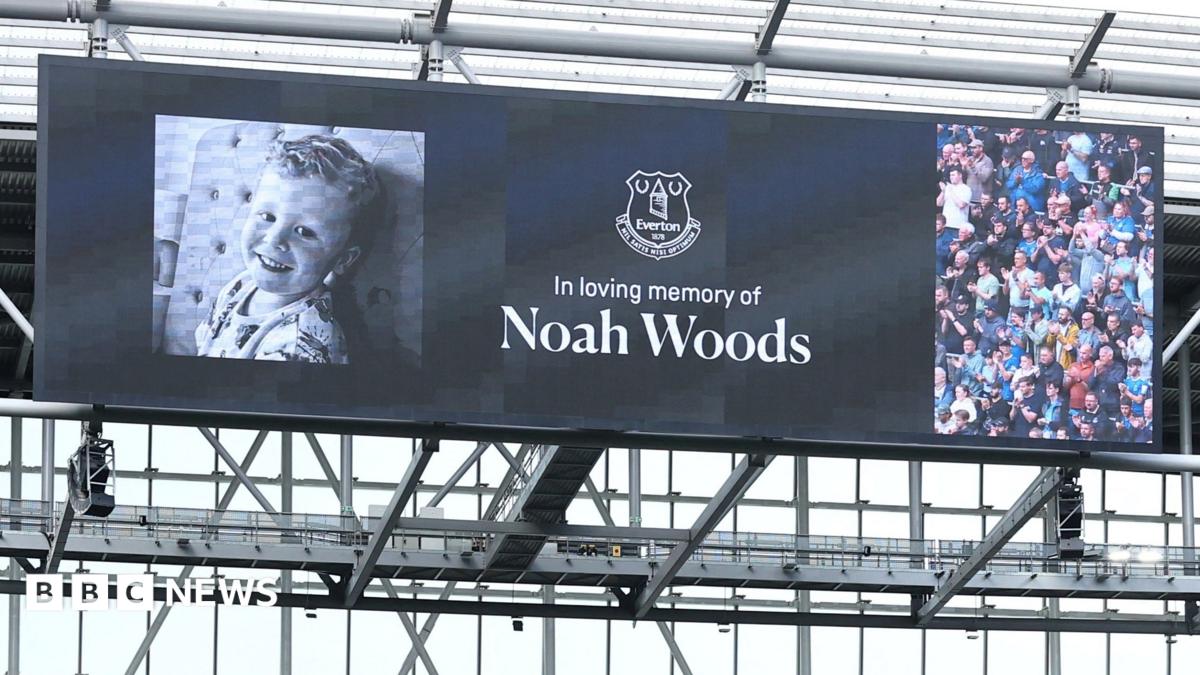 Premier League fans and players honour Noah Woods