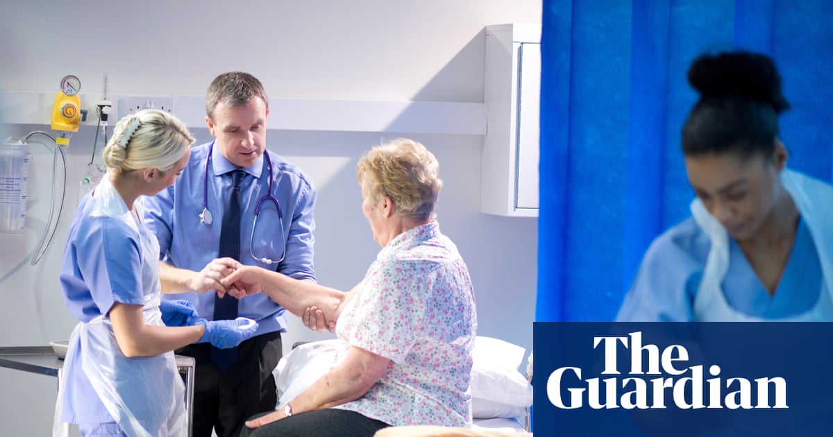 Consultant doctors in England vote for NHS strikes over pay and working week