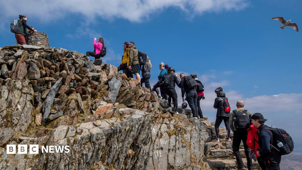 'It's not Alton Towers' - rows break out over queuing at Wales' highest mountain