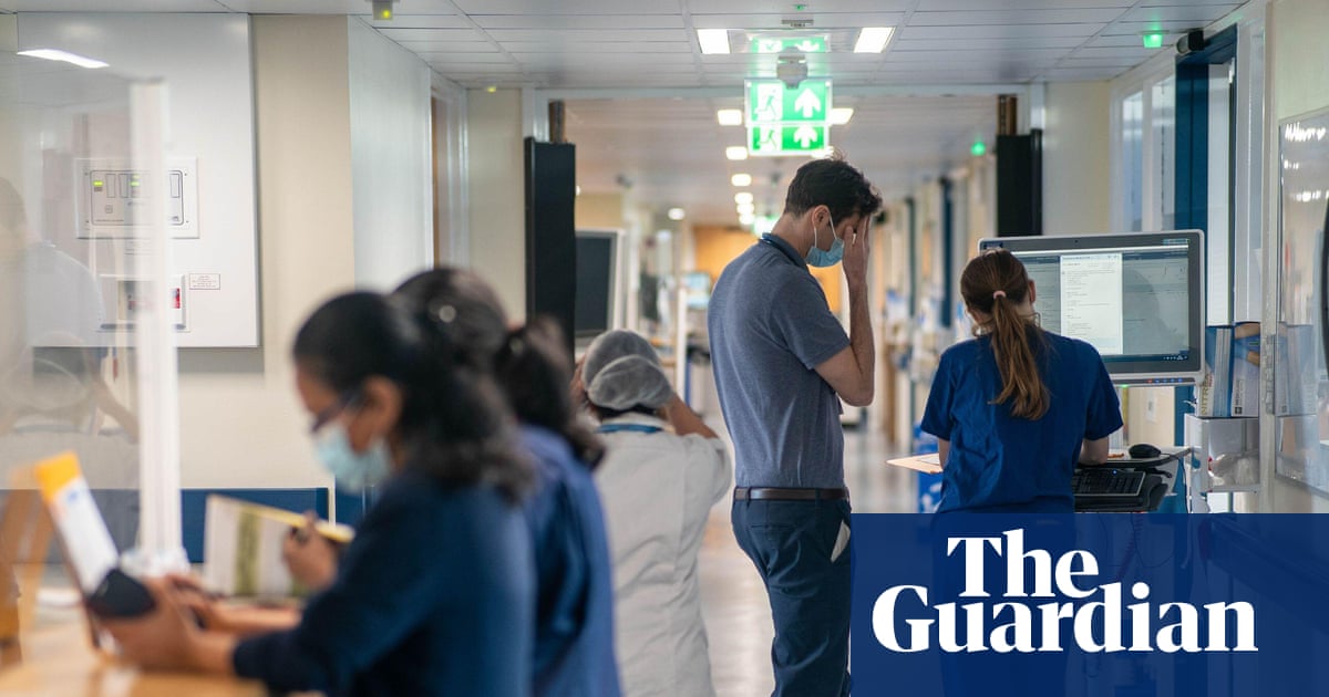 NHS to curb political symbols on uniforms after antisemitism report