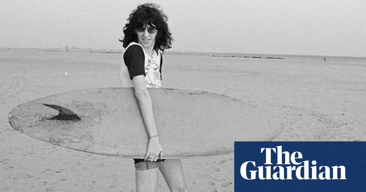 Joey Ramone smiling! And having fun! At the beach! Roberta Bayley’s best photograph