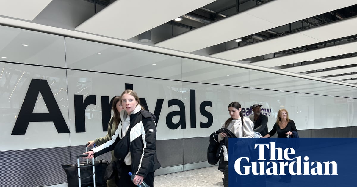 Heathrow isn’t crowded, it’s travellers walking on the wrong side, boss says