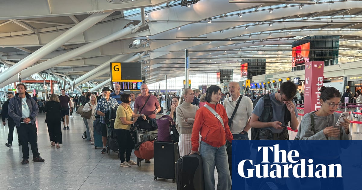 Air traffic control boss given a week to report after UK flight chaos causes 2,000 cancellations
