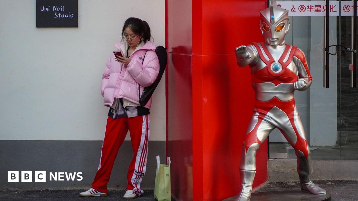 China's new youth idol isn't a pop star - he's an academic