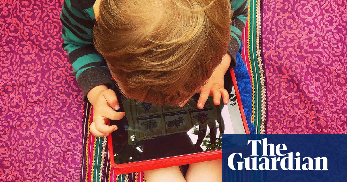 Keep under-fives’ screen time to no more than an hour a day, UK advice says