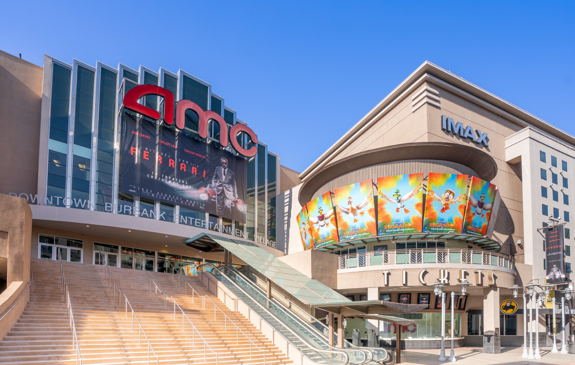LA cinemagoer pepper-sprays person using phone during film