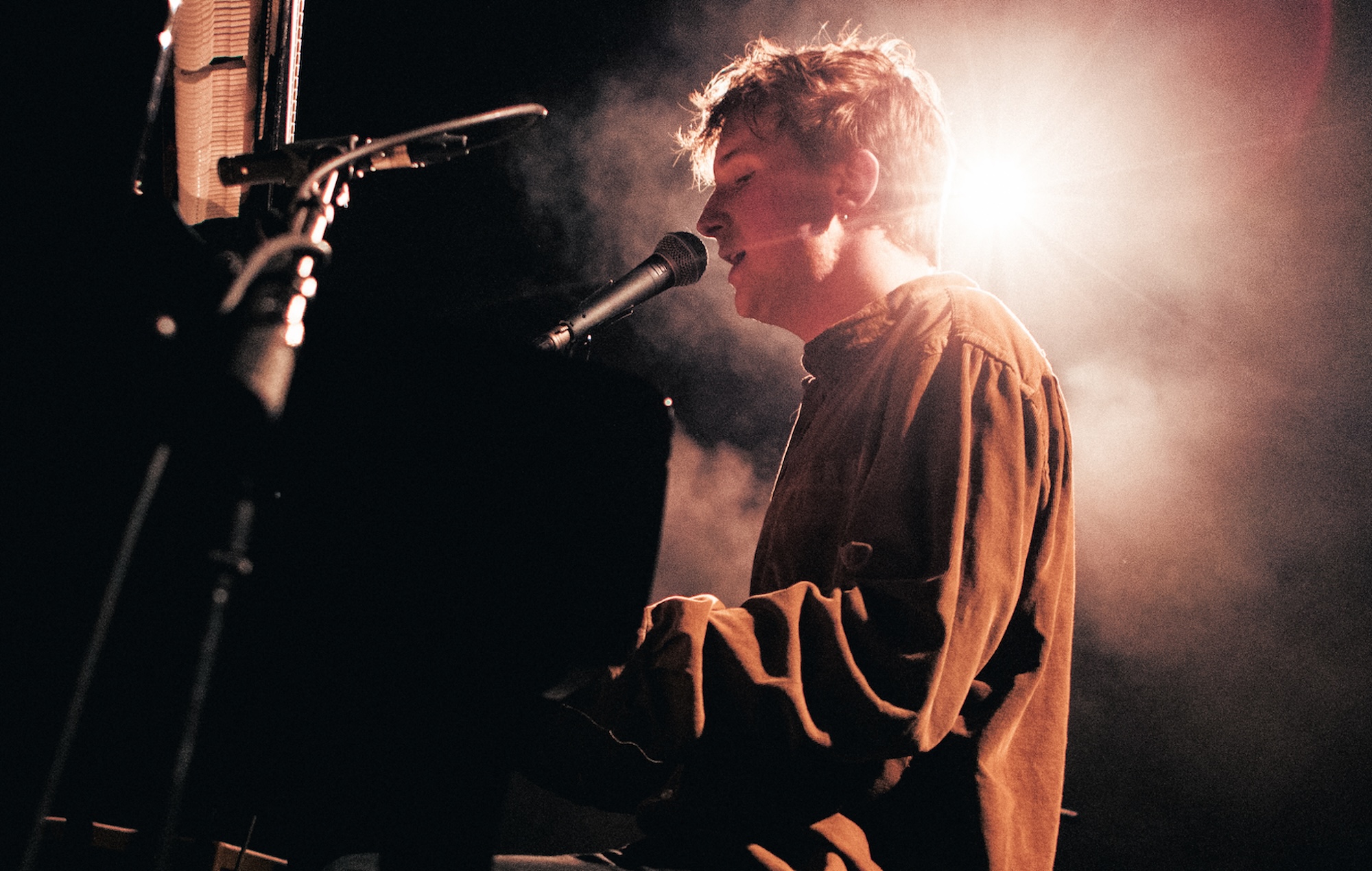 Dove Ellis announces ‘Live At Alexandra Palace Theatre’ album for War Child, featuring five unreleased songs