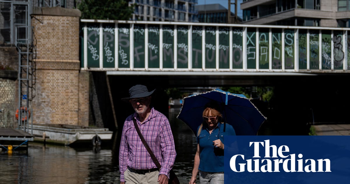 Health alerts for bank holiday weekend as record May heat forecast in UK