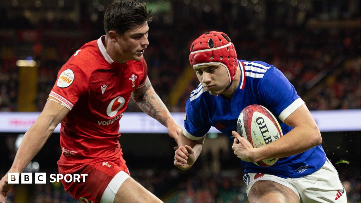 France hammer Wales to keep Grand Slam dream alive