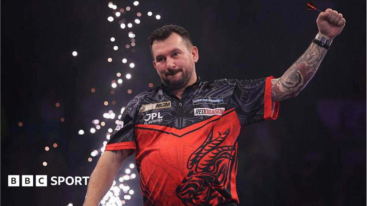Clayton overcomes gout to crush Humphries in final