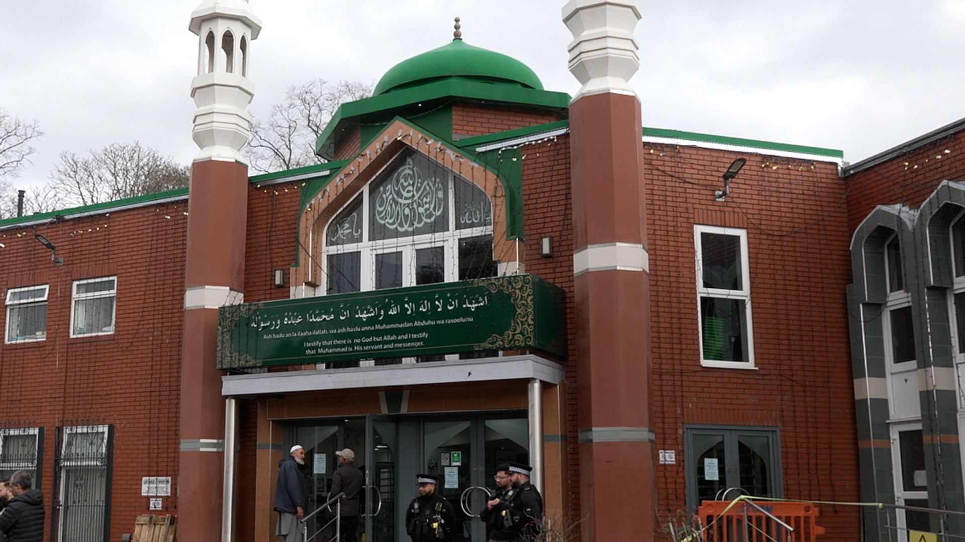 Starmer 'concerned' after man with axe arrested at mosque