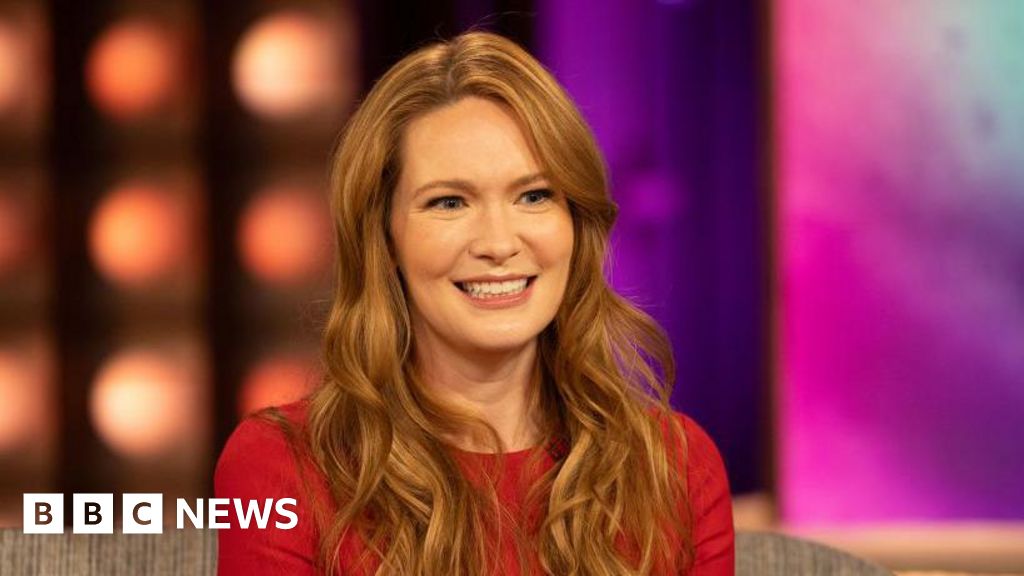 Romantasy author Sarah J Maas announces two new novels in bestselling series