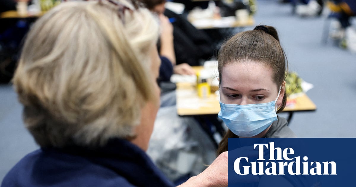 Meningitis B vaccine scheme widened to include some year 11 pupils in Kent