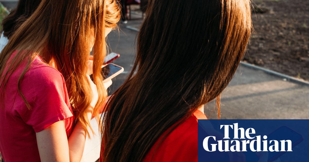 UK 16- and 17-year-olds to be encouraged to follow midnight social media curfew