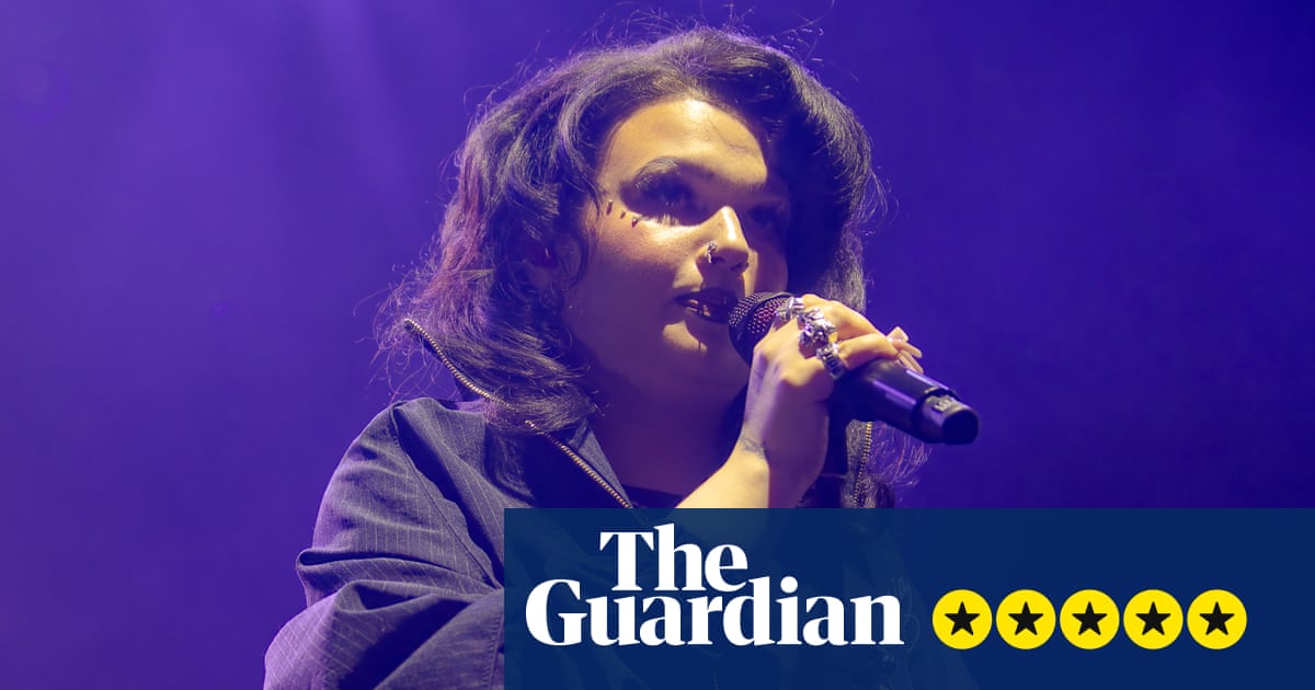 Lola Young review – buoyant, brilliant return from British pop’s great oversharer