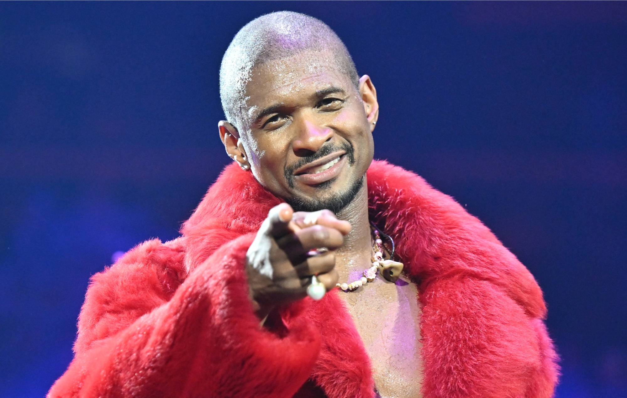 Usher warns fans after viral incident from giving fan a lap dance on stage: “Don’t bring your ass up here if you don’t want to be here”
