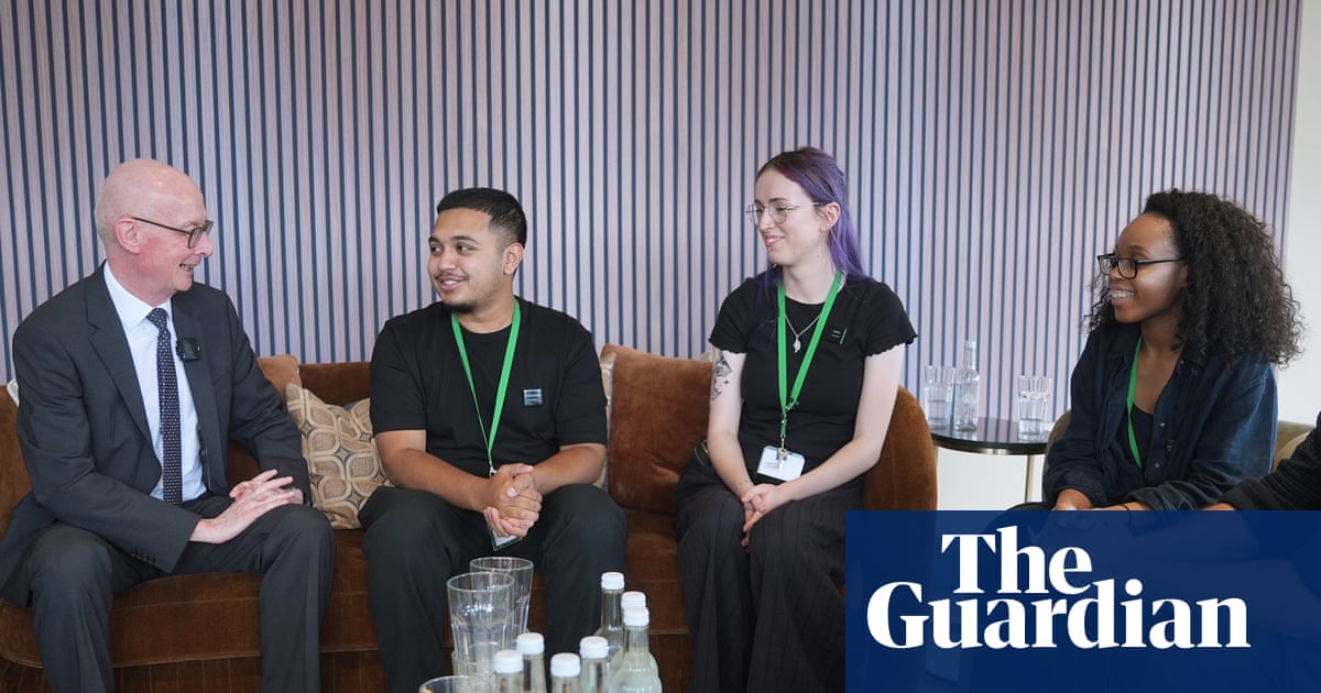 UK retailers aim to create 100,000 jobs for young people out of work