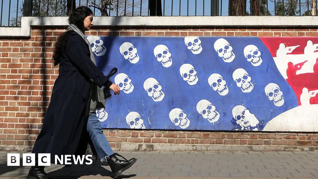 White House presses Iran to make deal, while ramping up military presence