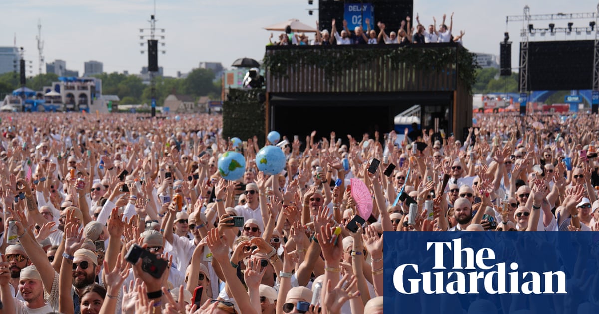 Rapper Pitbull and fans set ‘bald cap’ Guinness World Record at London show
