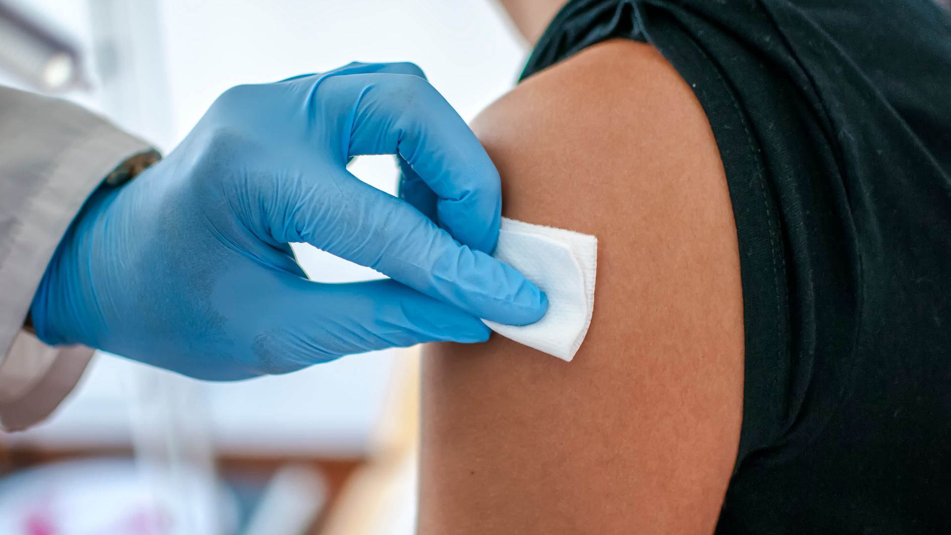 All teenagers should receive meningitis jab, health bosses say