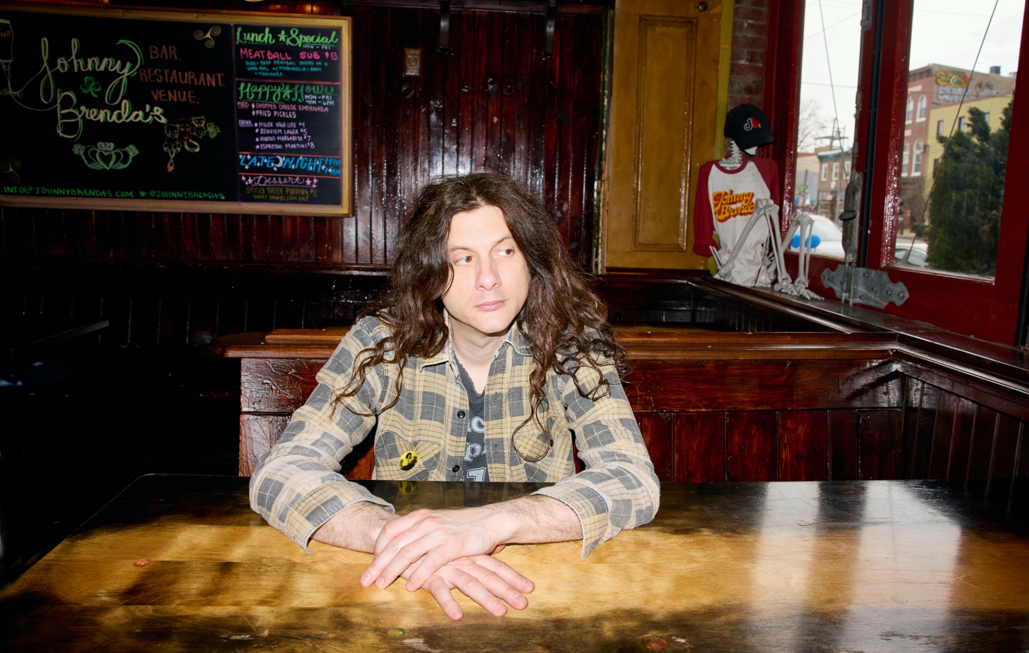 Kurt Vile talks Fontaines D.C. collab, his shoutout from Sam Fender, and paying tribute to Philadelphia: “It’s like rap – I’m calling out my f****** zone!”