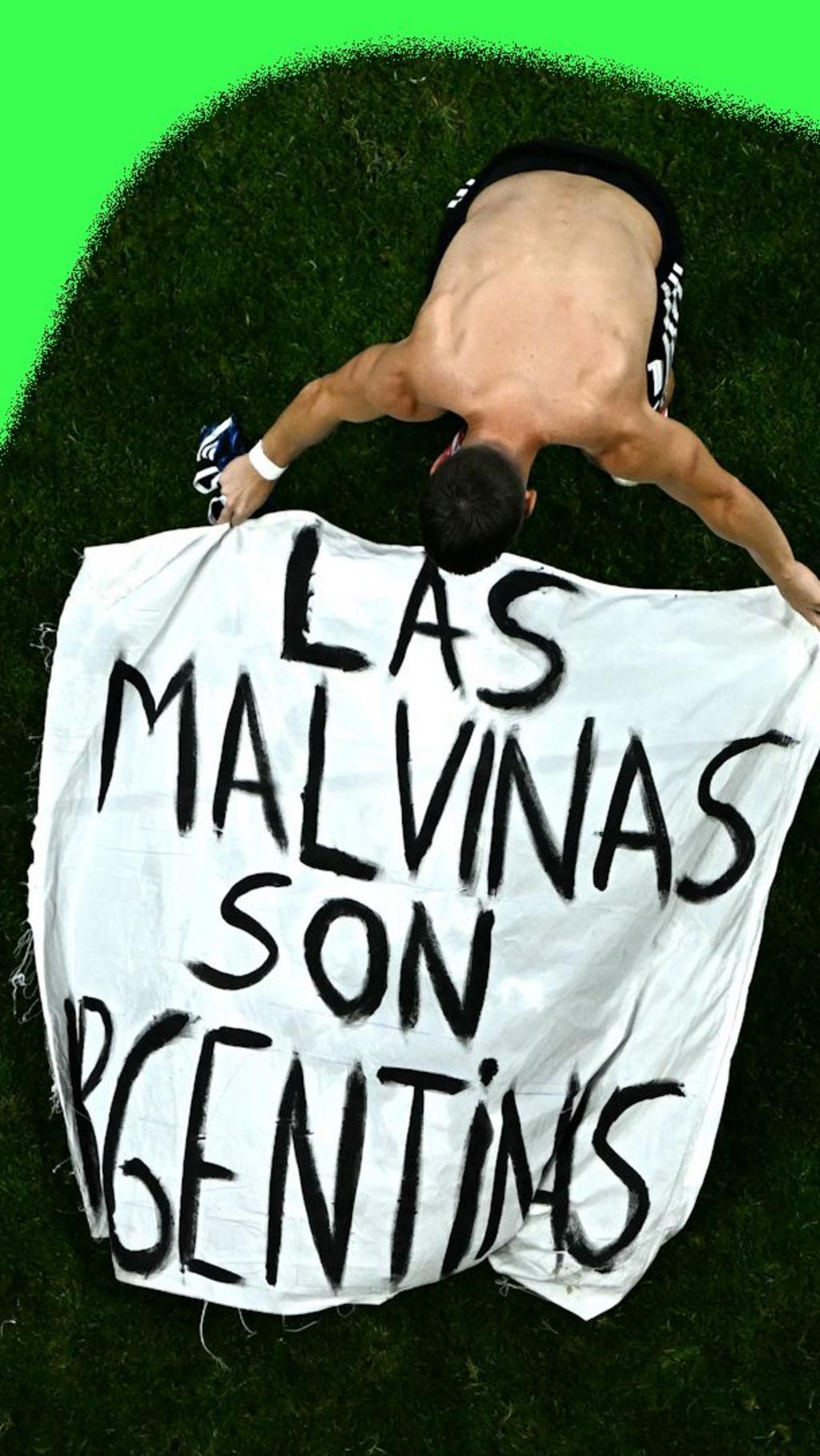Argentina players bring out Falklands banner