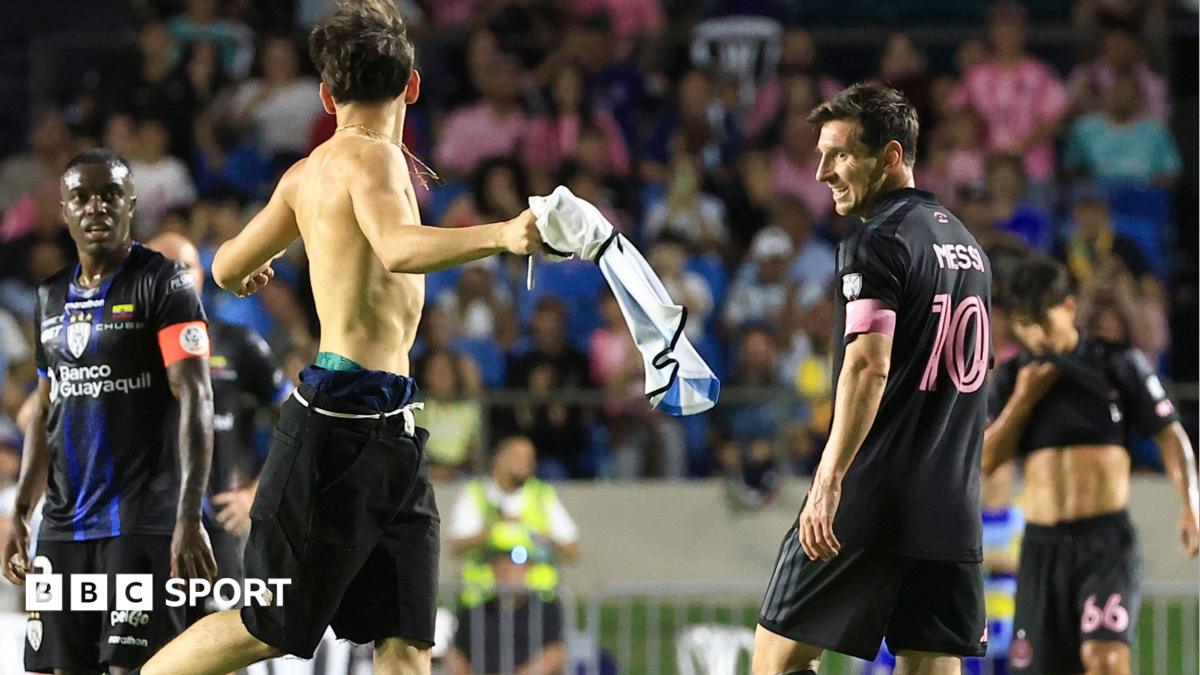 Messi tackled by pitch invader in Inter Miami game