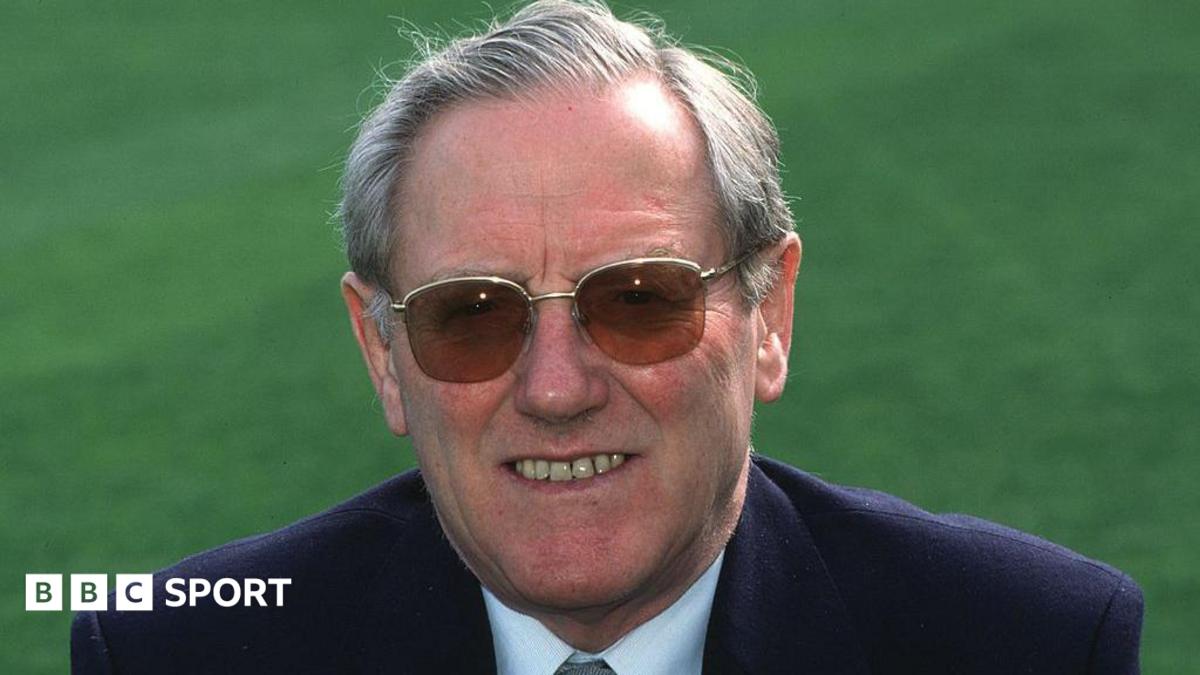 Former England cricket captain Smith dies aged 92