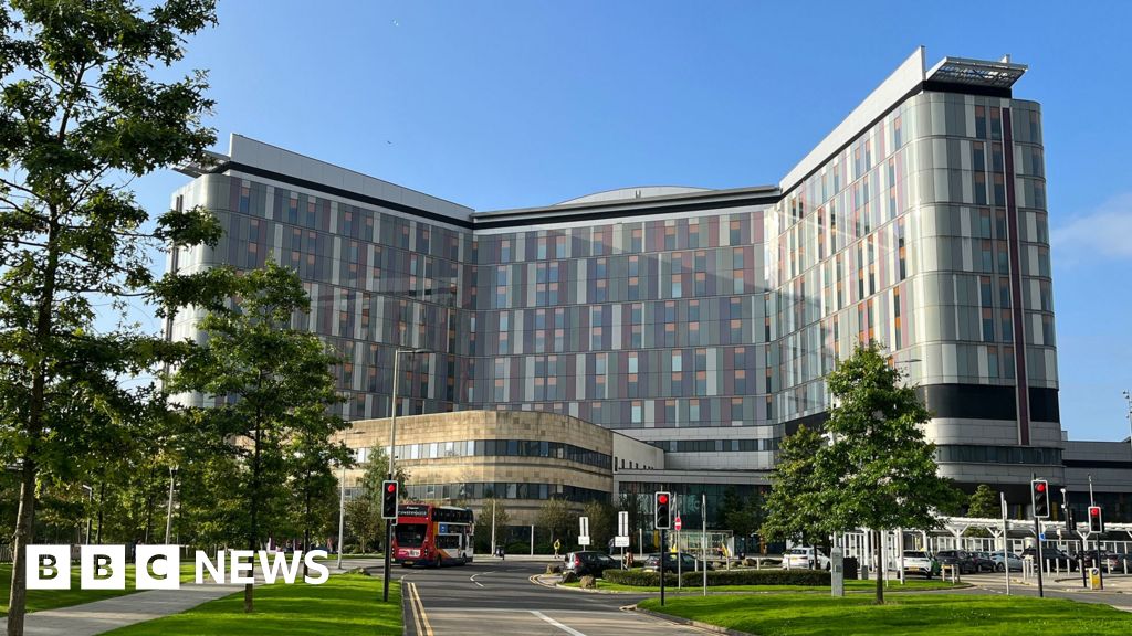Swinney 'sorry' for Glasgow hospital distress but believes it is safe